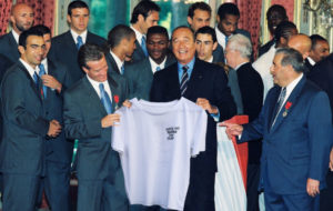 équipe de France de Football 98, le Président Jacques Chirac et le tee-shirt « Laisse pas traîner ton filtre »